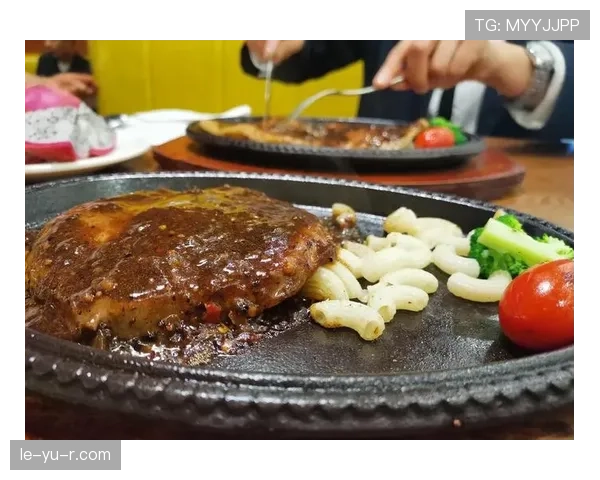 阿尔瓦雷斯训练完直接去超市抢购牛排,这食量谁顶得住 阿尔瓦雷斯训练完直接去超市抢购牛排,这食量谁顶得住